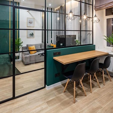 Emerald Lux Apartment. Liveinลวีฟ ภายนอก รูปภาพ