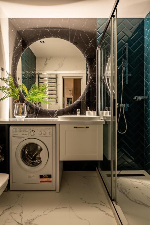 Emerald Lux Apartment. Liveinลวีฟ ภายนอก รูปภาพ